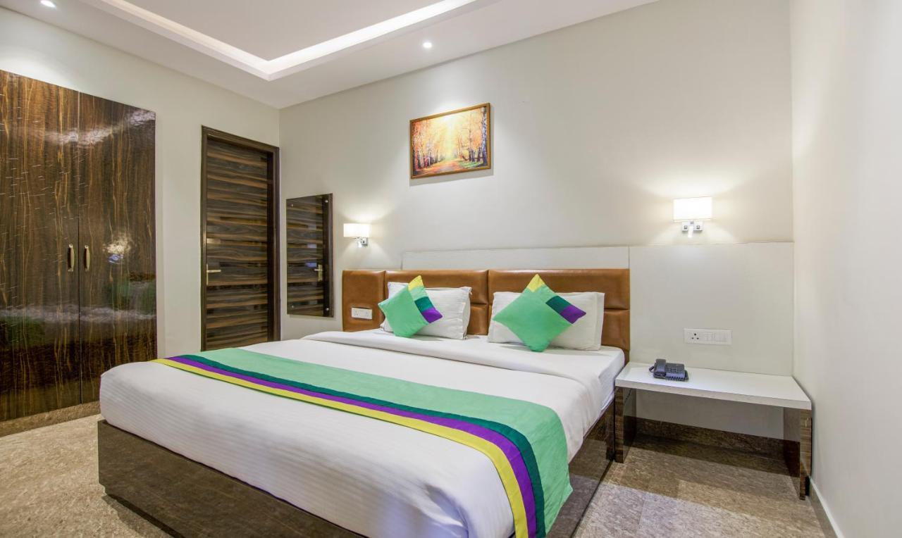 Treebo Swastika Premium Hotel Noida Exterior photo